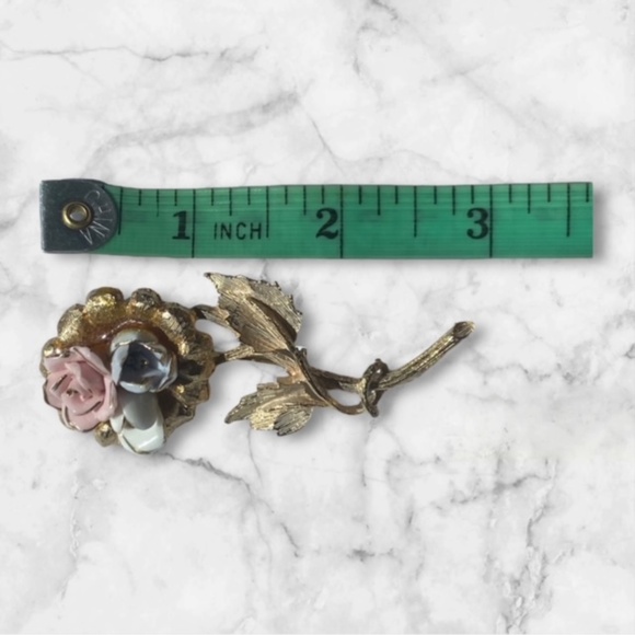 Unsigned Coro Vintage Gold Tone Flower Brooch Pin with Porcelain Roses - Picture 5 of 6